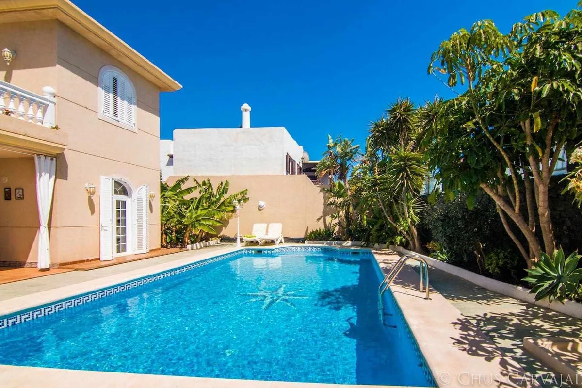 Piscina y jardín tropical de Villa La Concha