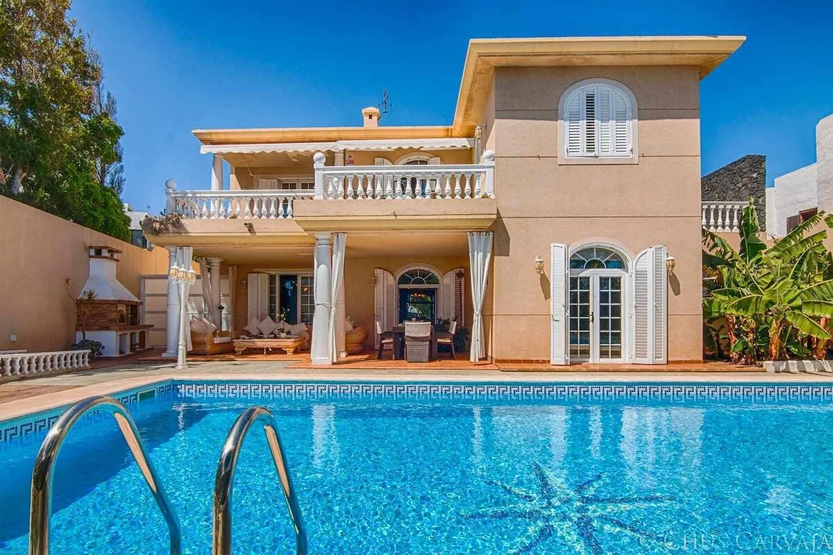 Fachada de Villa La Concha con su piscina privada de agua salada