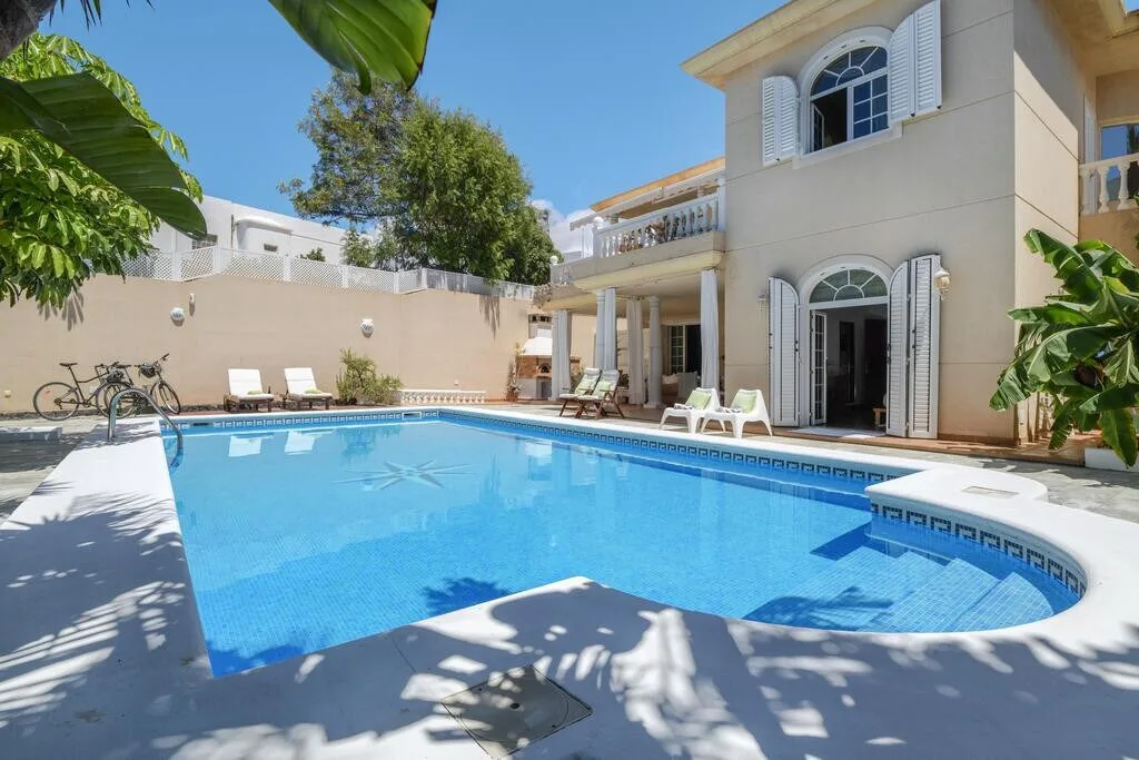 Jardín y piscina de Villa La Concha en Playa Honda