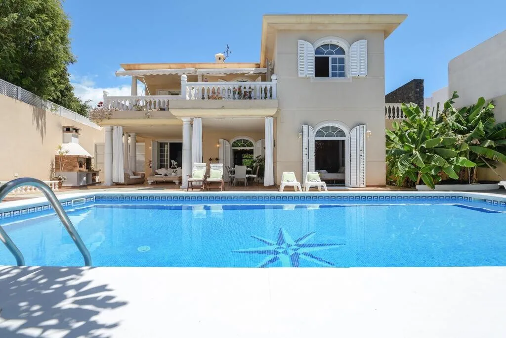 Piscina de Villa La Concha frente a la terraza de la planta baja